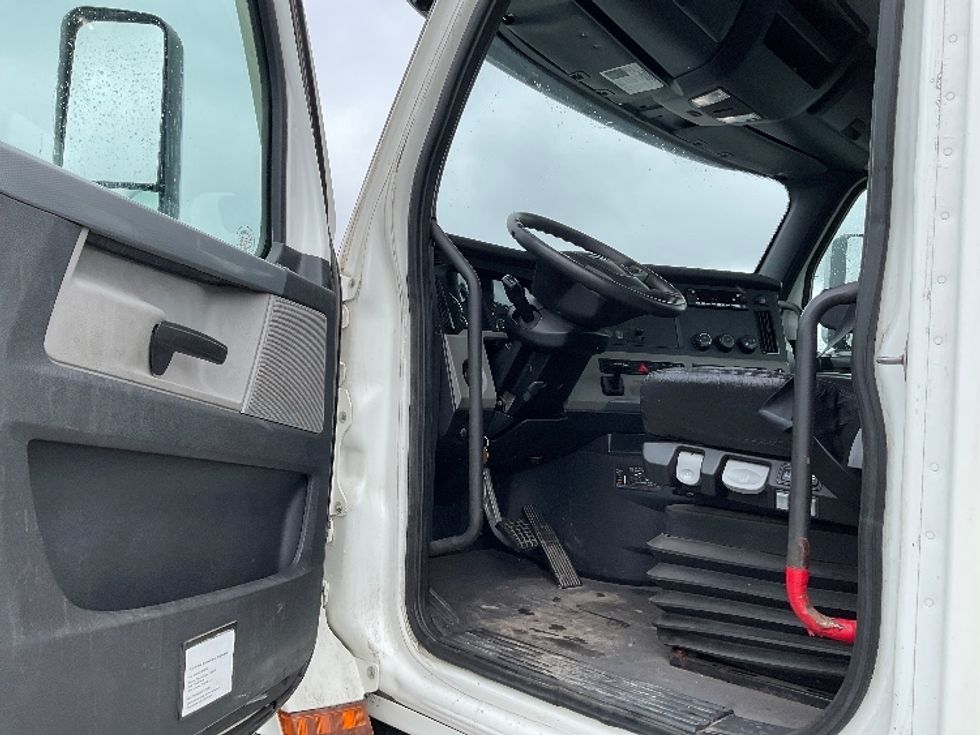 Day Cab Tractor-Heavy Duty Tractors-Freightliner-2020-T12664ST-Saint Laurent-PQ-544,264\n\t\tkm-$ 66,000 - Image 9