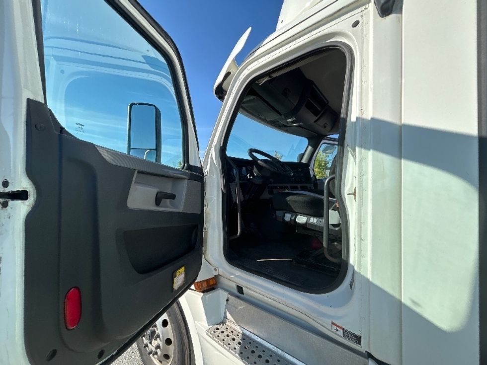 Day Cab Tractor-Heavy Duty Tractors-Freightliner-2020-T12664ST-Saint Laurent-PQ-561,939\n\t\tkm-$ 69,500 - Image 9