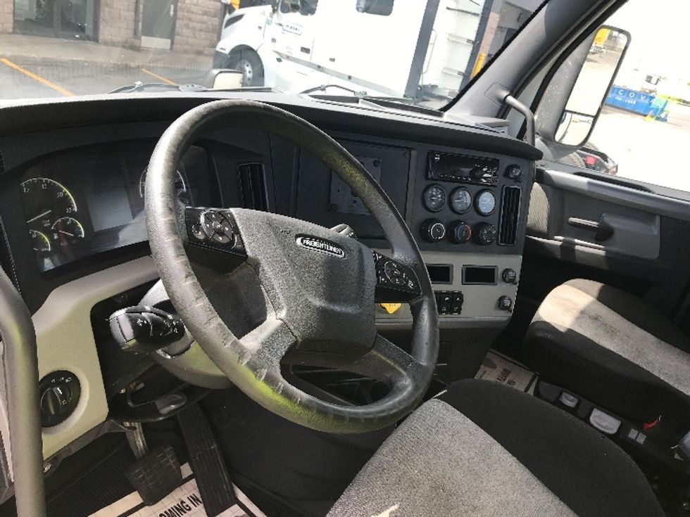 Day Cab Tractor-Heavy Duty Tractors-Freightliner-2020-T12664ST-Saint Laurent-PQ-625,713\n\t\tkm-$ 66,750 - Image 10
