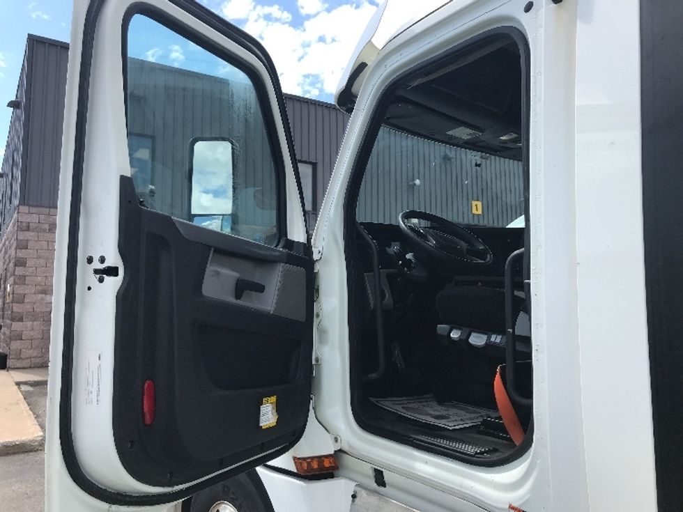 Day Cab Tractor-Heavy Duty Tractors-Freightliner-2020-T12664ST-Saint Laurent-PQ-625,713\n\t\tkm-$ 66,750 - Image 9