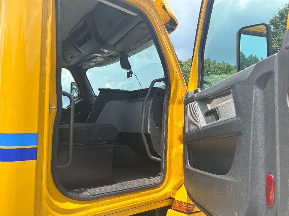 Day Cab Tractor-Heavy Duty Tractors-Freightliner-2020-T12664ST-Salem-VA-501,781\n\t\tmiles-$ 42,250 - Image 12