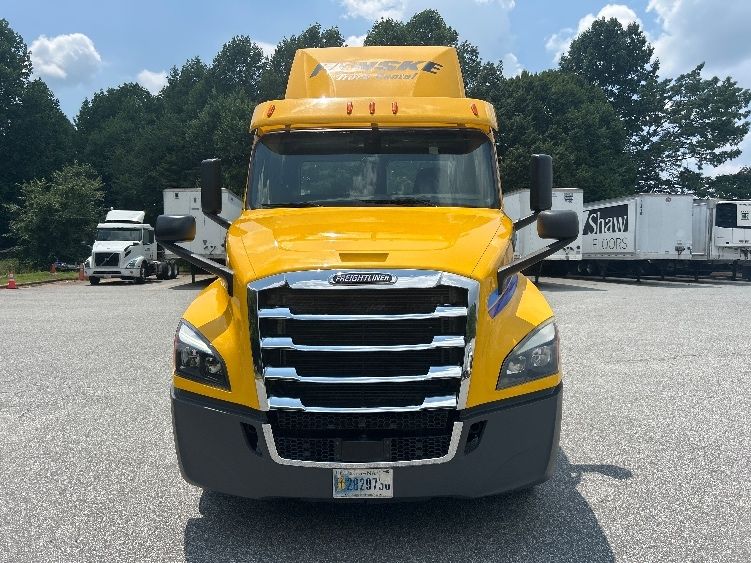 2020 Freightliner Cascadia 126" Day cab photo 2