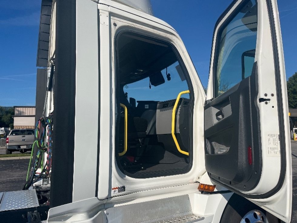 Day Cab Tractor-Heavy Duty Tractors-Freightliner-2020-T12664ST-Salem-VA-549,955\n\t\tmiles-$ 44,000 - Image 11