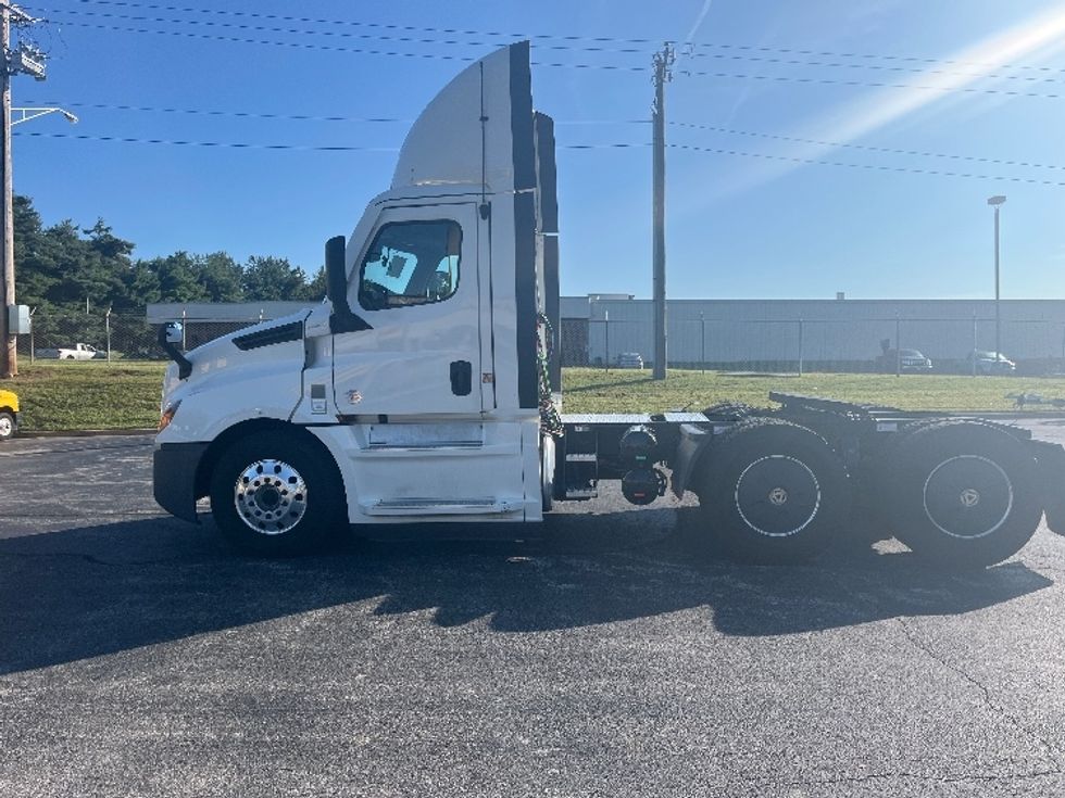 Day Cab Tractor-Heavy Duty Tractors-Freightliner-2020-T12664ST-Salem-VA-549,955\n\t\tmiles-$ 44,000 - Image 3
