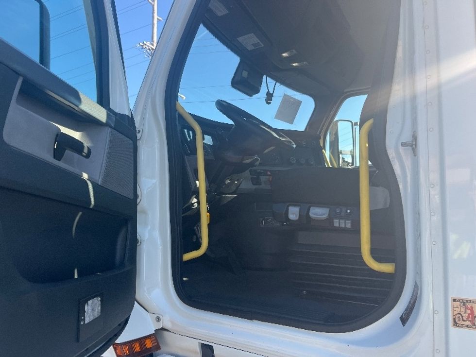 Day Cab Tractor-Heavy Duty Tractors-Freightliner-2020-T12664ST-Salem-VA-549,955\n\t\tmiles-$ 44,000 - Image 8