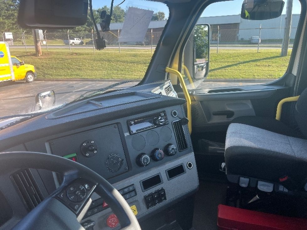 Day Cab Tractor-Heavy Duty Tractors-Freightliner-2020-T12664ST-Salem-VA-549,955\n\t\tmiles-$ 44,000 - Image 9