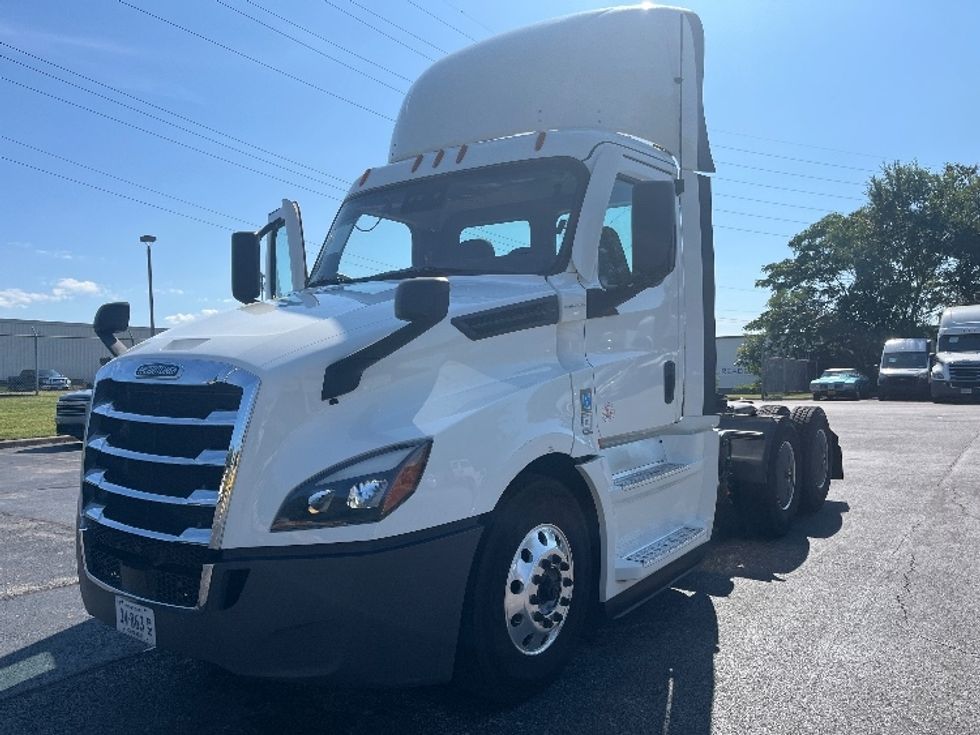 Day Cab Tractor-Heavy Duty Tractors-Freightliner-2020-T12664ST-Salem-VA-556,424\n\t\tmiles-$ 43,500 - Image 1