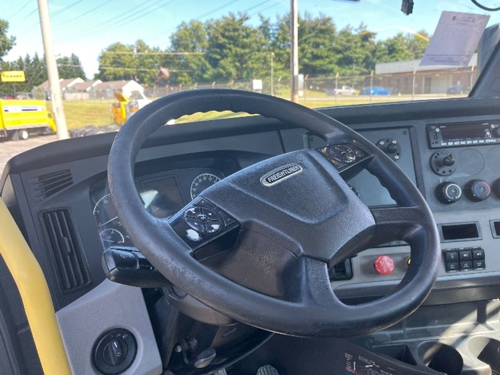 Day Cab Tractor-Heavy Duty Tractors-Freightliner-2020-T12664ST-Salem-VA-556,424\n\t\tmiles-$ 43,500 - Image 10