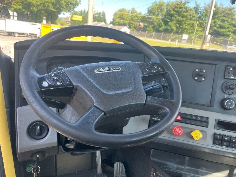 Day Cab Tractor-Heavy Duty Tractors-Freightliner-2020-T12664ST-Salem-VA-556,424\n\t\tmiles-$ 43,500 - Image 11
