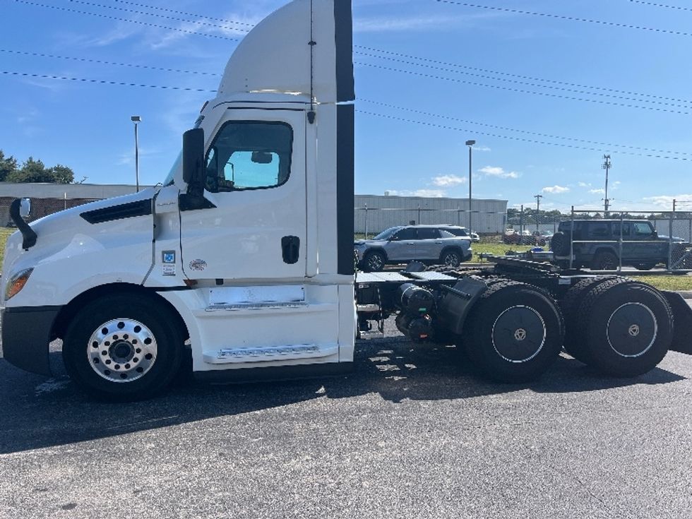 Day Cab Tractor-Heavy Duty Tractors-Freightliner-2020-T12664ST-Salem-VA-556,424\n\t\tmiles-$ 43,500 - Image 4