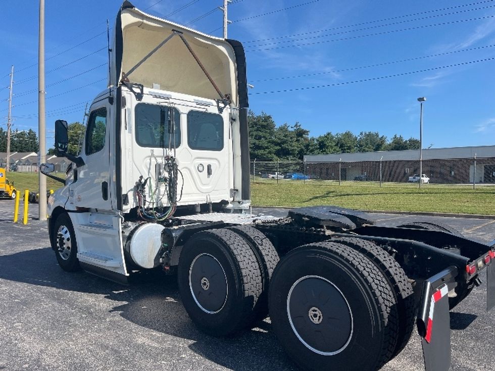 Day Cab Tractor-Heavy Duty Tractors-Freightliner-2020-T12664ST-Salem-VA-556,424\n\t\tmiles-$ 43,500 - Image 5