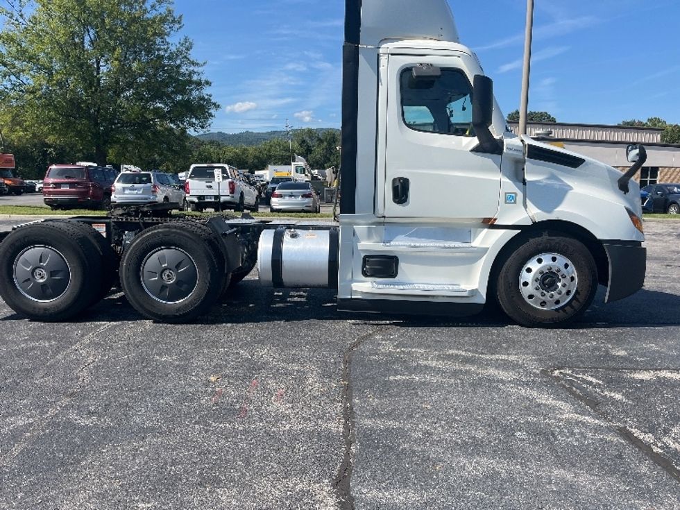 Day Cab Tractor-Heavy Duty Tractors-Freightliner-2020-T12664ST-Salem-VA-556,424\n\t\tmiles-$ 43,500 - Image 8