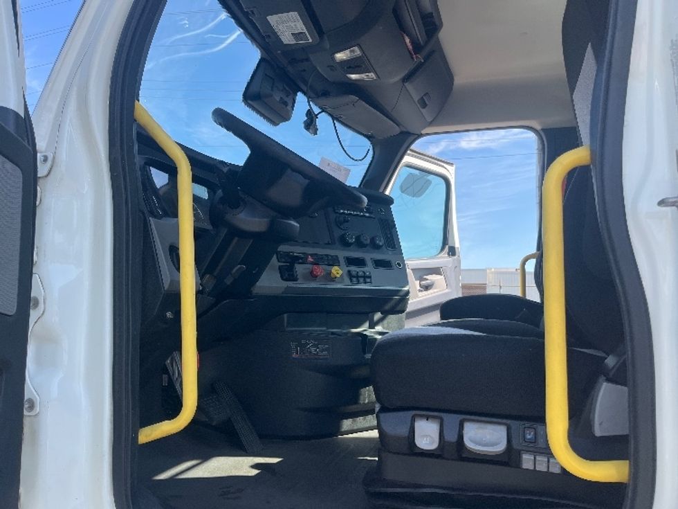 Day Cab Tractor-Heavy Duty Tractors-Freightliner-2020-T12664ST-Salem-VA-556,424\n\t\tmiles-$ 43,500 - Image 9