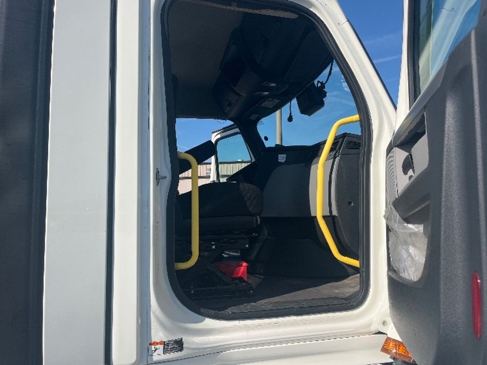 Day Cab Tractor-Heavy Duty Tractors-Freightliner-2020-T12664ST-Salem-VA-577,942\n\t\tmiles-$ 41,500 - Image 11