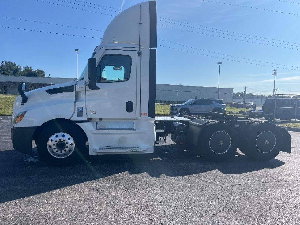 Day Cab Tractor-Heavy Duty Tractors-Freightliner-2020-T12664ST-Salem-VA-577,942\n\t\tmiles-$ 41,500 - Image 3