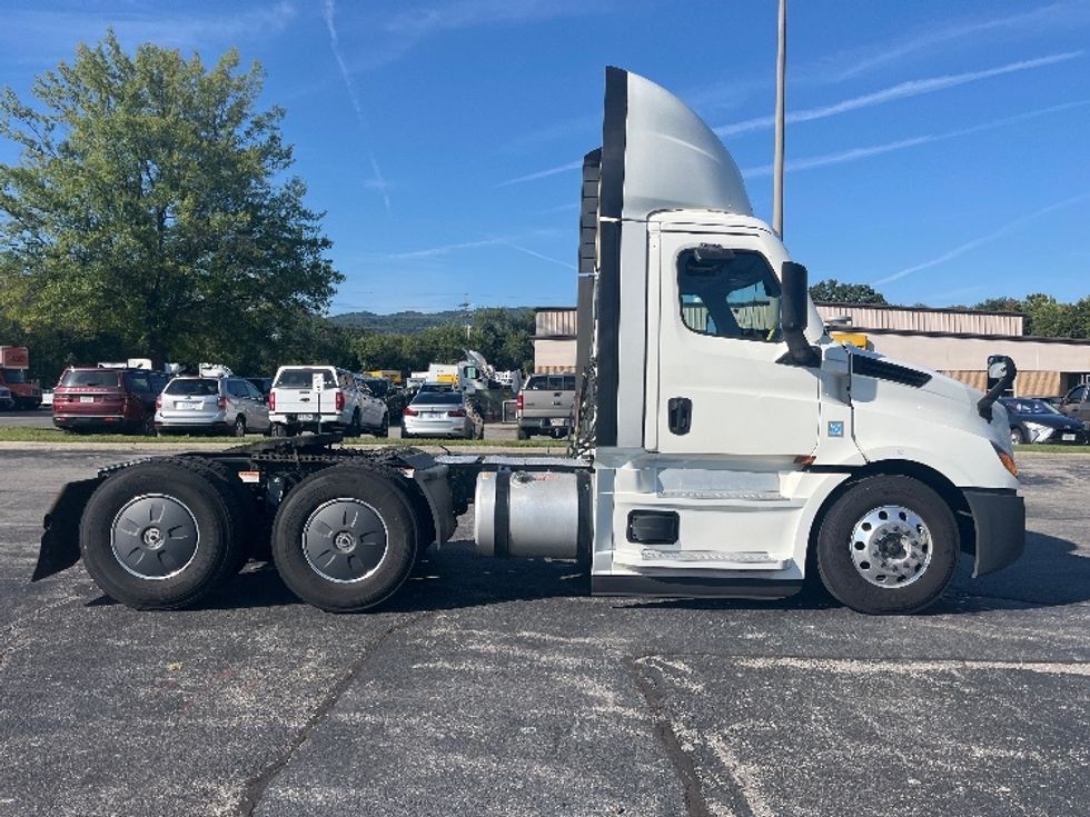 Day Cab Tractor-Heavy Duty Tractors-Freightliner-2020-T12664ST-Salem-VA-577,942\n\t\tmiles-$ 41,500 - Image 7