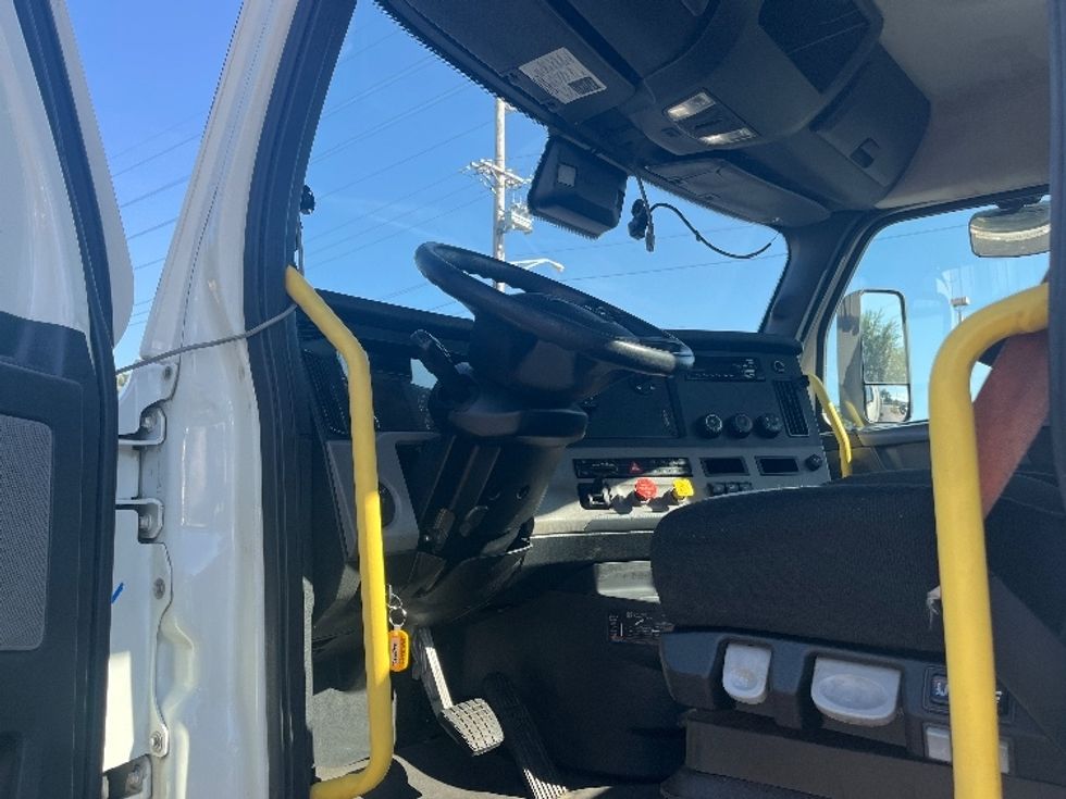 Day Cab Tractor-Heavy Duty Tractors-Freightliner-2020-T12664ST-Salem-VA-577,942\n\t\tmiles-$ 41,500 - Image 8
