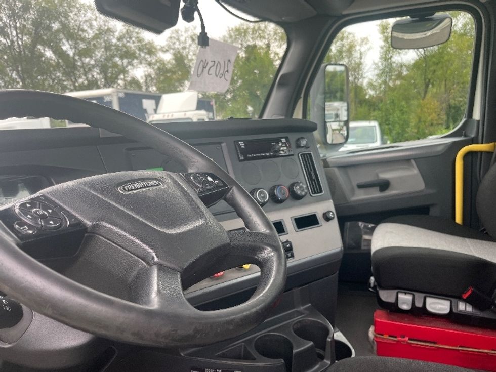 Day Cab Tractor-Heavy Duty Tractors-Freightliner-2020-T12664ST-Salem-VA-581,881\n\t\tmiles-$ 38,000 - Image 10