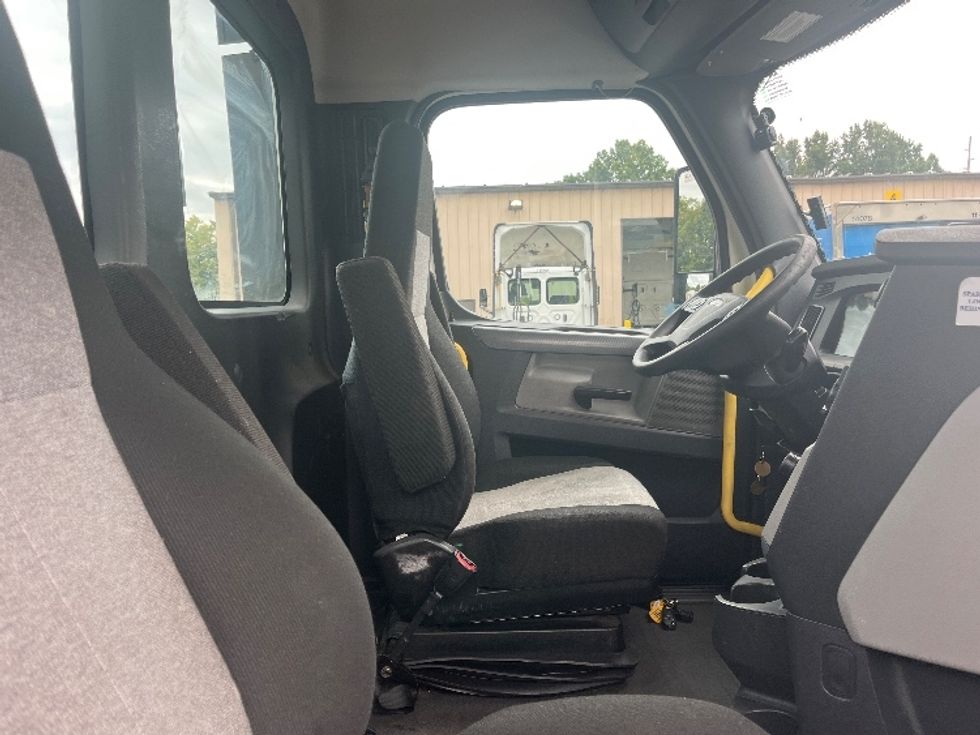 Day Cab Tractor-Heavy Duty Tractors-Freightliner-2020-T12664ST-Salem-VA-581,881\n\t\tmiles-$ 38,000 - Image 14