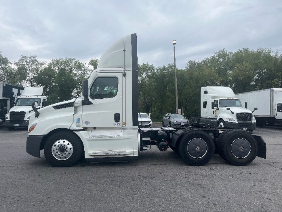 Day Cab Tractor-Heavy Duty Tractors-Freightliner-2020-T12664ST-Salem-VA-581,881\n\t\tmiles-$ 38,000 - Image 4