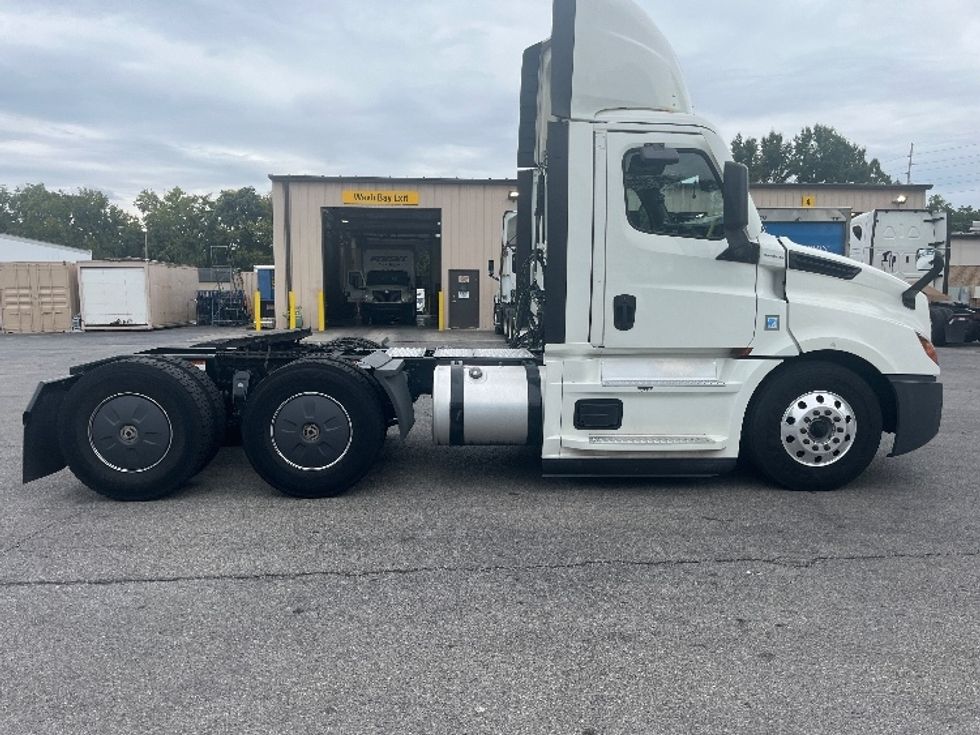 Day Cab Tractor-Heavy Duty Tractors-Freightliner-2020-T12664ST-Salem-VA-581,881\n\t\tmiles-$ 38,000 - Image 8