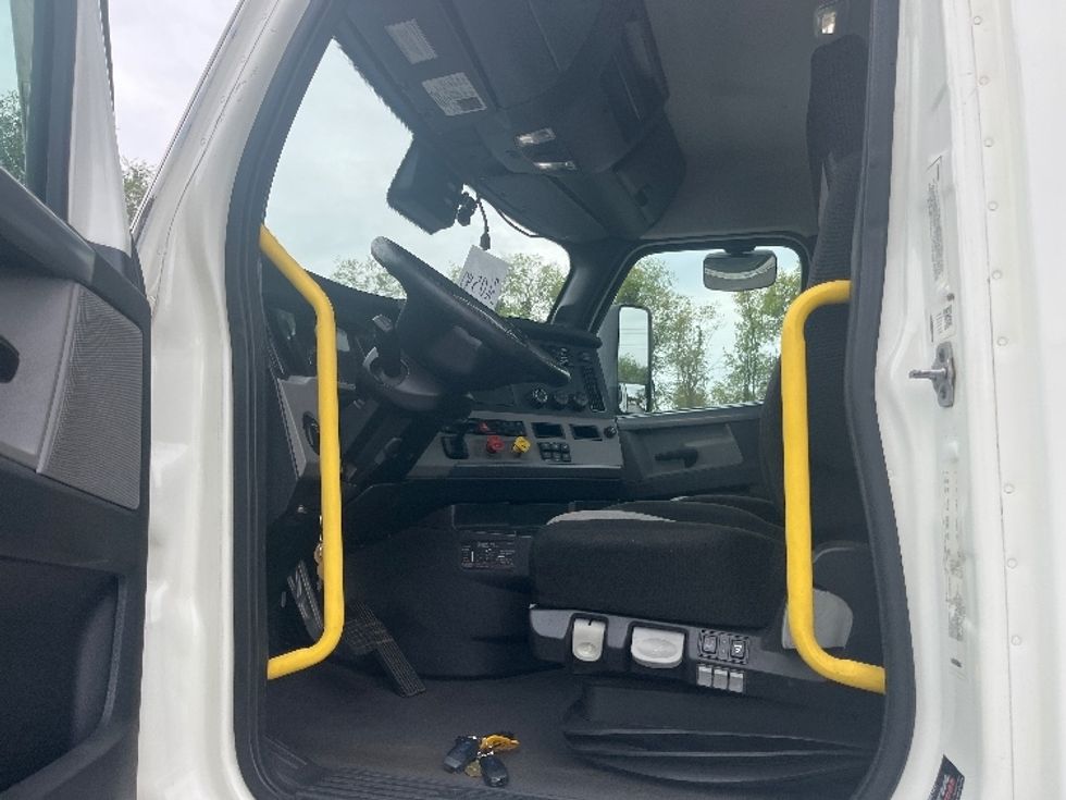 Day Cab Tractor-Heavy Duty Tractors-Freightliner-2020-T12664ST-Salem-VA-581,881\n\t\tmiles-$ 38,000 - Image 9