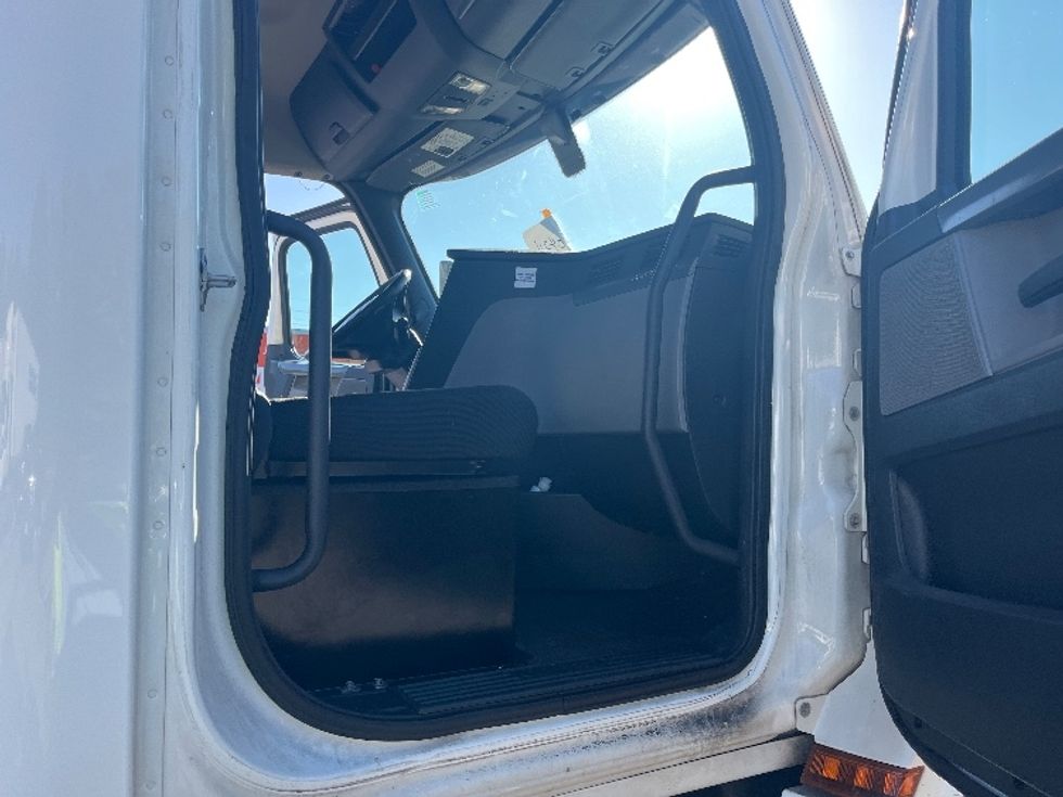 Day Cab Tractor-Heavy Duty Tractors-Freightliner-2020-T12664ST-Salem-VA-608,338\n\t\tmiles-$ 38,000 - Image 12