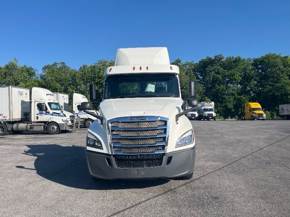 Day Cab Tractor-Heavy Duty Tractors-Freightliner-2020-T12664ST-Salem-VA-608,338\n\t\tmiles-$ 38,000 - Image 2