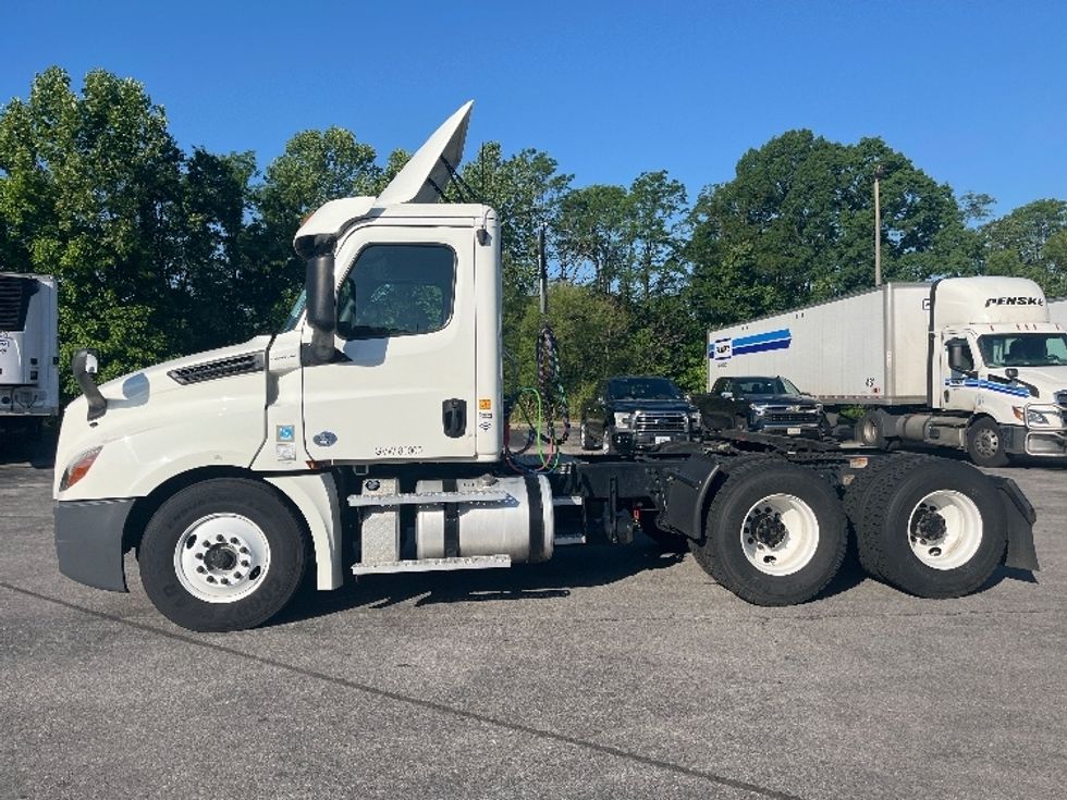 Day Cab Tractor-Heavy Duty Tractors-Freightliner-2020-T12664ST-Salem-VA-608,338\n\t\tmiles-$ 38,000 - Image 4