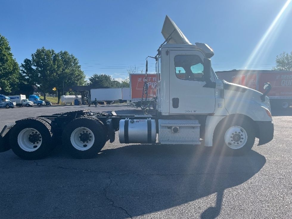 Day Cab Tractor-Heavy Duty Tractors-Freightliner-2020-T12664ST-Salem-VA-608,338\n\t\tmiles-$ 38,000 - Image 8
