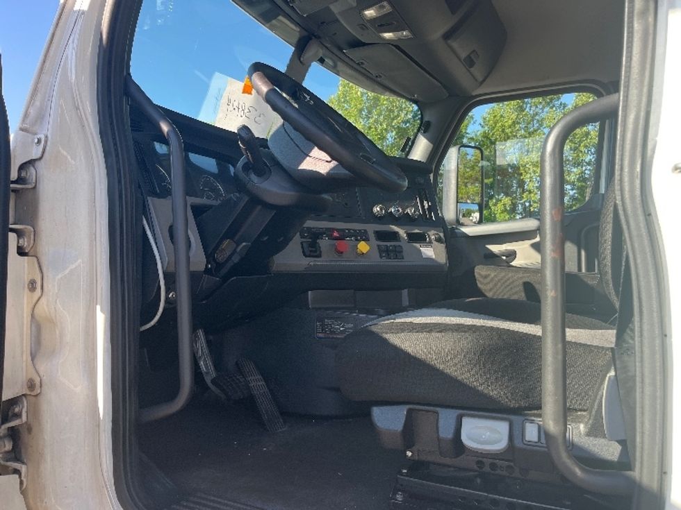 Day Cab Tractor-Heavy Duty Tractors-Freightliner-2020-T12664ST-Salem-VA-608,338\n\t\tmiles-$ 38,000 - Image 9