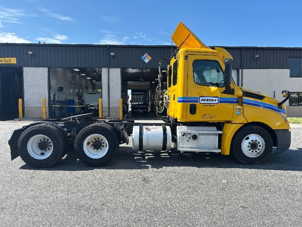 Day Cab Tractor-Heavy Duty Tractors-Freightliner-2020-T12664ST-Salem-VA-616,436\n\t\tmiles-$ 32,000 - Image 8