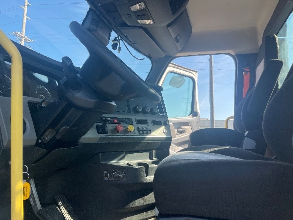 Day Cab Tractor-Heavy Duty Tractors-Freightliner-2020-T12664ST-Salem-VA-628,620\n\t\tmiles-$ 34,000 - Image 10