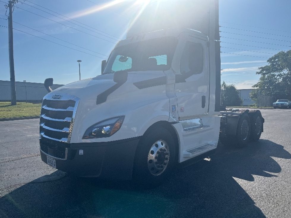Day Cab Tractor-Heavy Duty Tractors-Freightliner-2020-T12664ST-Salem-VA-644,409\n\t\tmiles-$ 35,500 - Image 1