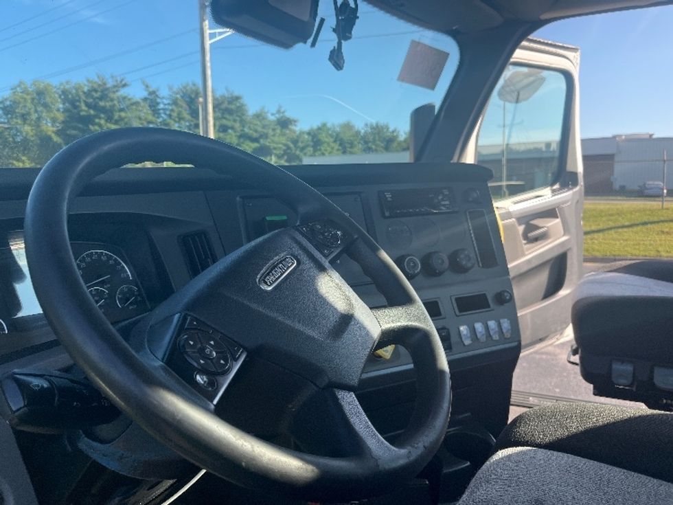 Day Cab Tractor-Heavy Duty Tractors-Freightliner-2020-T12664ST-Salem-VA-644,409\n\t\tmiles-$ 35,500 - Image 10
