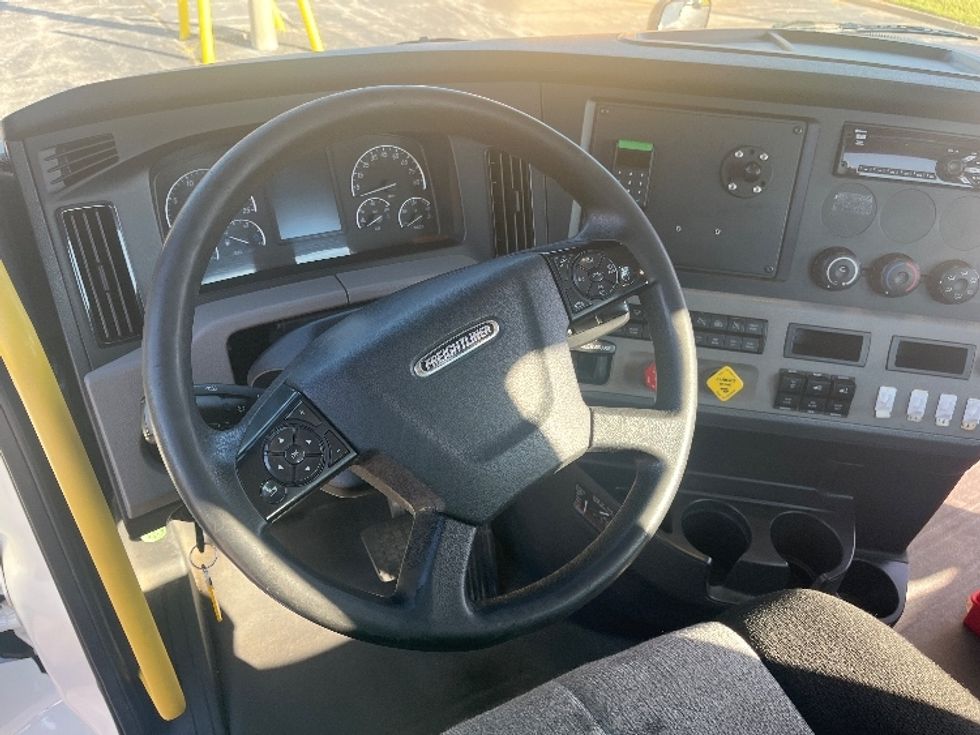 Day Cab Tractor-Heavy Duty Tractors-Freightliner-2020-T12664ST-Salem-VA-644,409\n\t\tmiles-$ 35,500 - Image 11