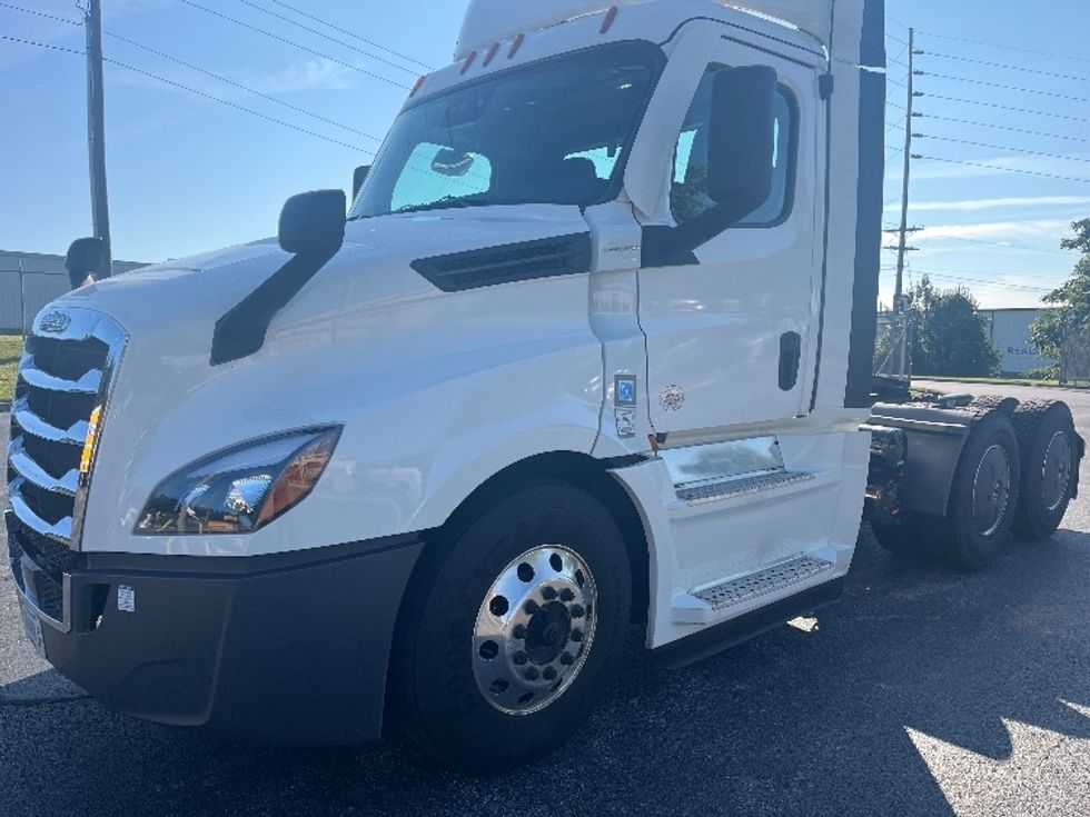 Day Cab Tractor-Heavy Duty Tractors-Freightliner-2020-T12664ST-Salem-VA-644,409\n\t\tmiles-$ 35,500 - Image 3