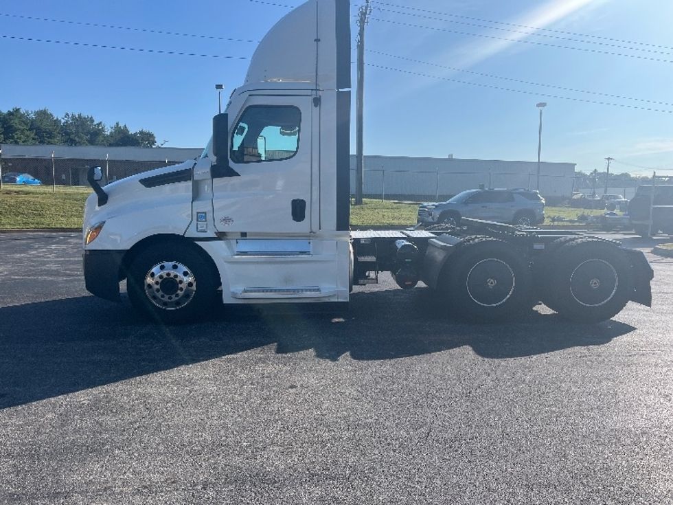 Day Cab Tractor-Heavy Duty Tractors-Freightliner-2020-T12664ST-Salem-VA-644,409\n\t\tmiles-$ 35,500 - Image 4
