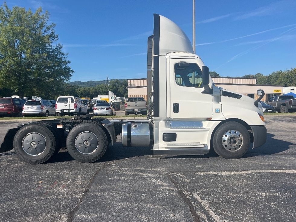 Day Cab Tractor-Heavy Duty Tractors-Freightliner-2020-T12664ST-Salem-VA-644,409\n\t\tmiles-$ 35,500 - Image 8