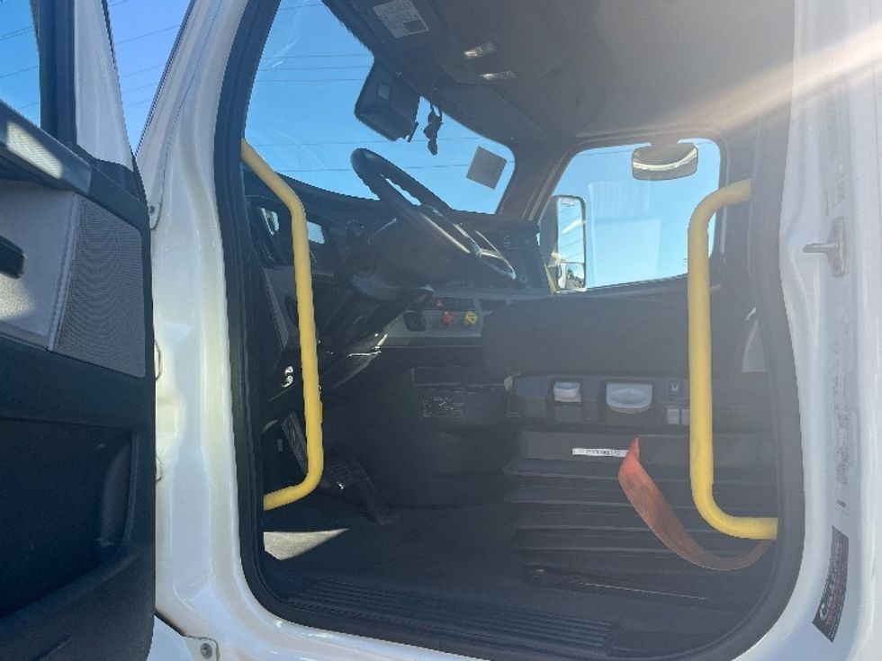 Day Cab Tractor-Heavy Duty Tractors-Freightliner-2020-T12664ST-Salem-VA-644,409\n\t\tmiles-$ 35,500 - Image 9