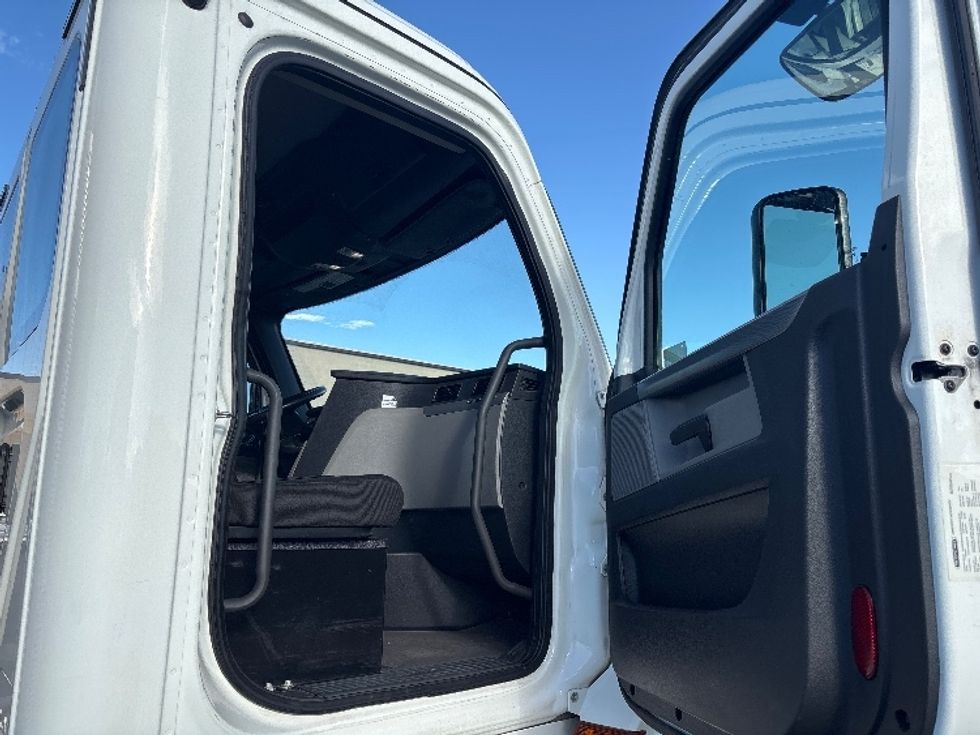 Day Cab Tractor-Heavy Duty Tractors-Freightliner-2020-T12664ST-Salt Lake City-UT-218,191\n\t\tmiles-$ 71,000 - Image 12