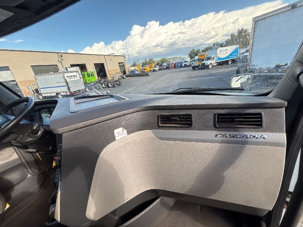 Day Cab Tractor-Heavy Duty Tractors-Freightliner-2020-T12664ST-Salt Lake City-UT-218,191\n\t\tmiles-$ 71,000 - Image 13