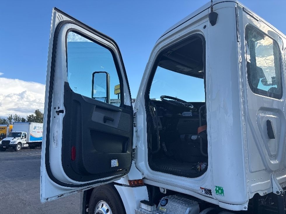 Day Cab Tractor-Heavy Duty Tractors-Freightliner-2020-T12664ST-Salt Lake City-UT-218,191\n\t\tmiles-$ 71,000 - Image 9