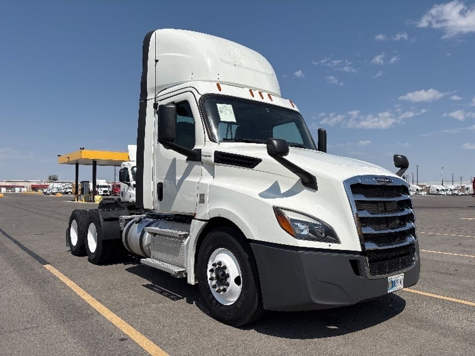 Day Cab Tractor-Heavy Duty Tractors-Freightliner-2020-T12664ST-Salt Lake City-UT-232,839\n\t\tmiles-$ 61,500 - Image 1
