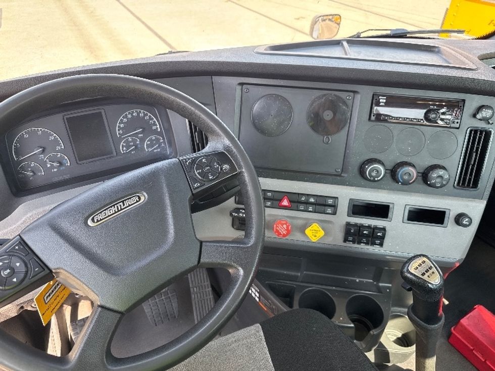 Day Cab Tractor-Heavy Duty Tractors-Freightliner-2020-T12664ST-Salt Lake City-UT-232,839\n\t\tmiles-$ 61,500 - Image 11