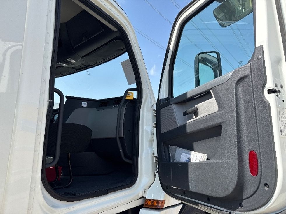 Day Cab Tractor-Heavy Duty Tractors-Freightliner-2020-T12664ST-Salt Lake City-UT-232,839\n\t\tmiles-$ 61,500 - Image 12