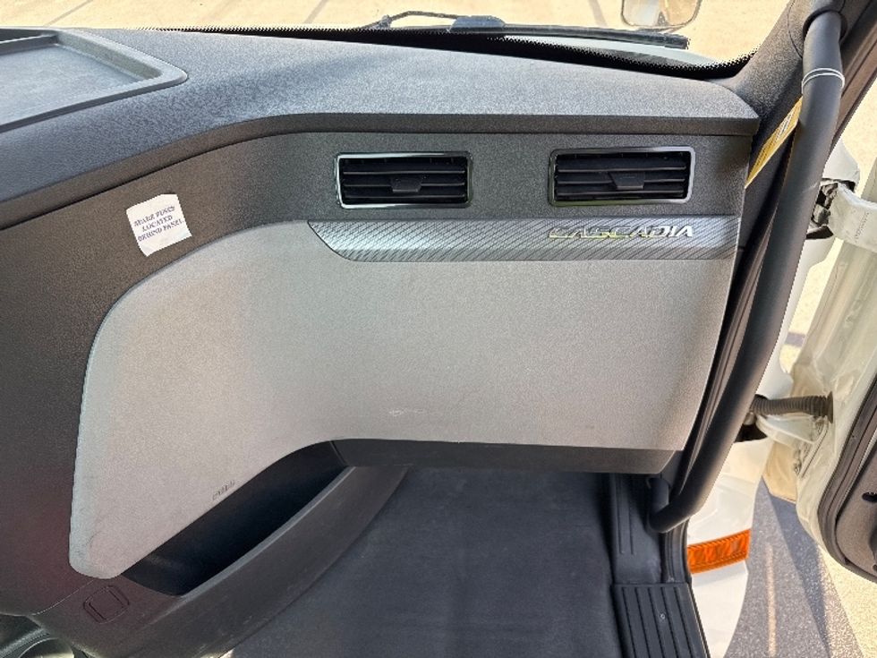 Day Cab Tractor-Heavy Duty Tractors-Freightliner-2020-T12664ST-Salt Lake City-UT-232,839\n\t\tmiles-$ 61,500 - Image 13