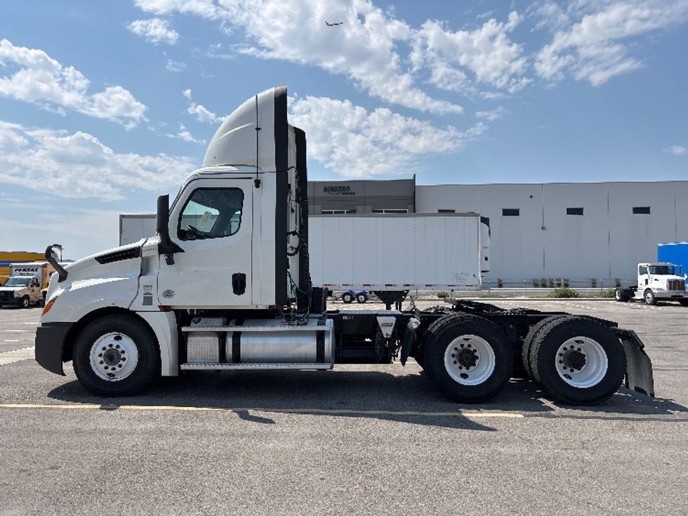 Day Cab Tractor-Heavy Duty Tractors-Freightliner-2020-T12664ST-Salt Lake City-UT-232,839\n\t\tmiles-$ 61,500 - Image 4