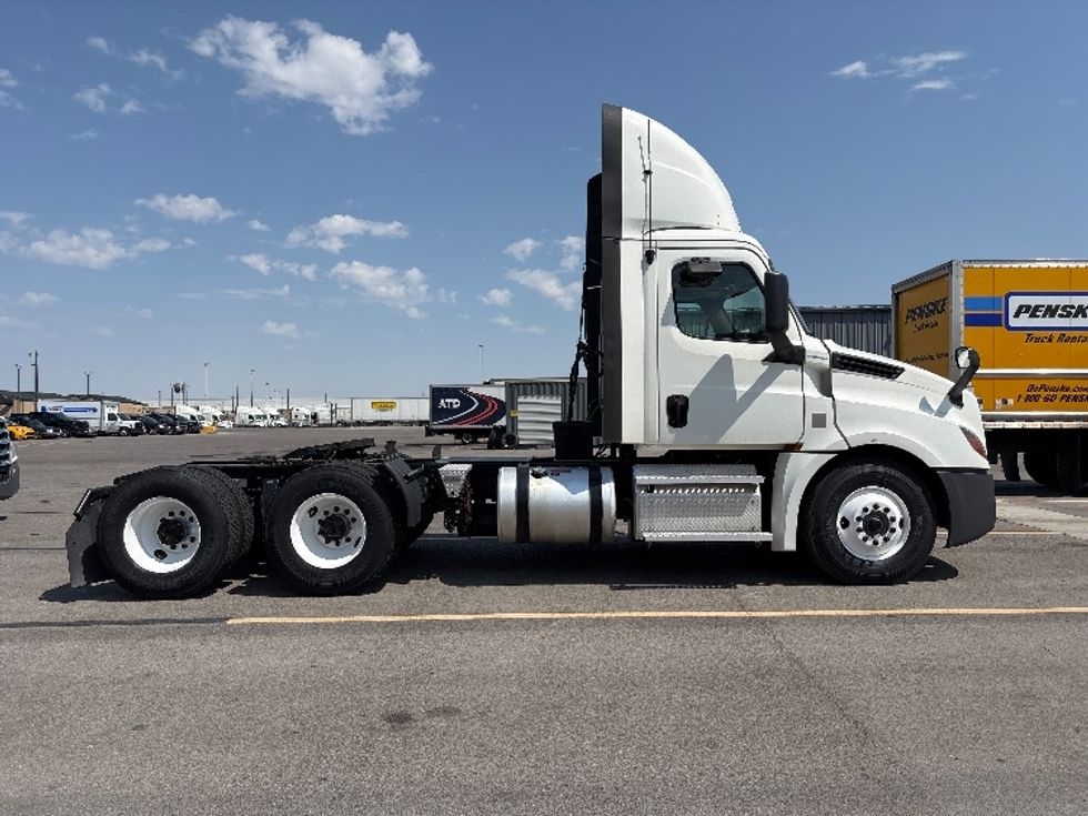 Day Cab Tractor-Heavy Duty Tractors-Freightliner-2020-T12664ST-Salt Lake City-UT-232,839\n\t\tmiles-$ 61,500 - Image 8