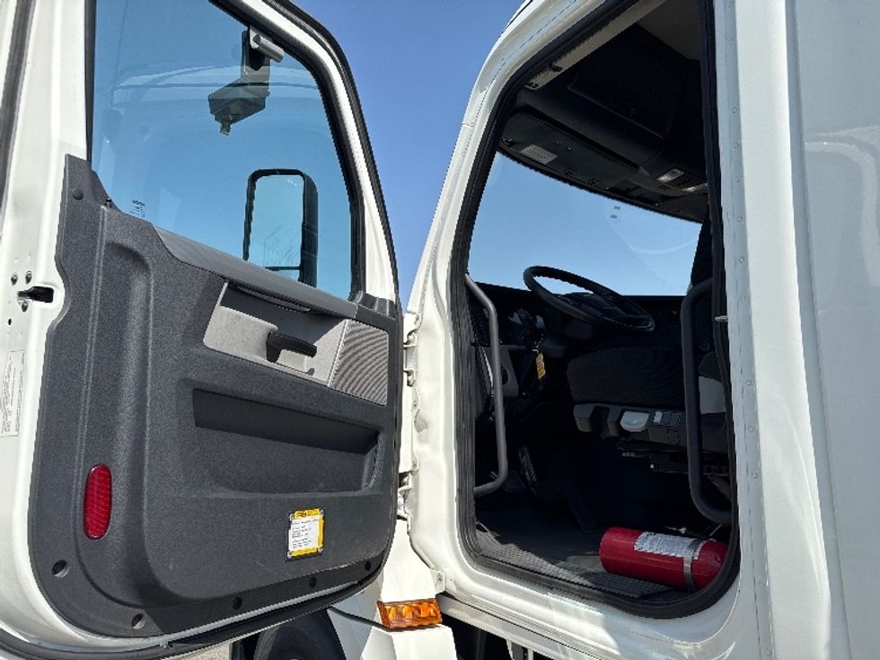 Day Cab Tractor-Heavy Duty Tractors-Freightliner-2020-T12664ST-Salt Lake City-UT-232,839\n\t\tmiles-$ 61,500 - Image 9